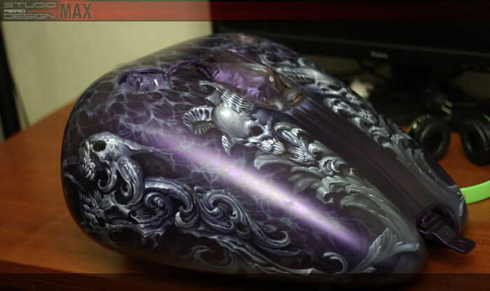 Рисунок черепов на баке мотоцикла Harley-Davidson фиолетового цвета.